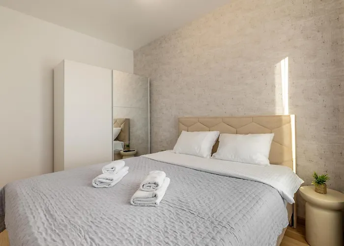 Noa Center Free Parking *